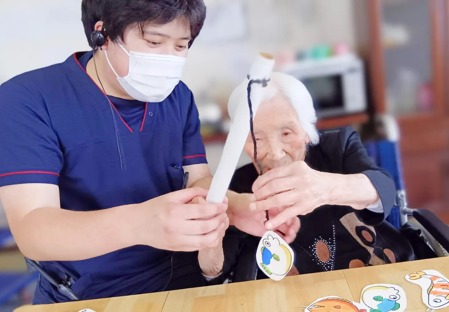 スタッフと入居者がレクリエーションをしている様子